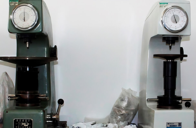 Rockwell-hardness-tester